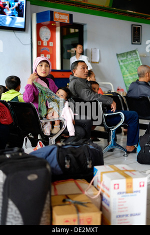 Passagiere und ihr Gepäck füllen das Railway Station warten Zimmer während der jährlichen Urlaub Kurzurlaub Malang-Indonesien Stockfoto