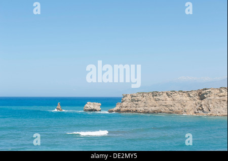 Drei Felsen im Meer, Welle, Triopetra, Agios Pavlos, White Mountains an der Rückseite, Kreta, libysche Meer, Mittelmeer, Griechenland, Europa Stockfoto