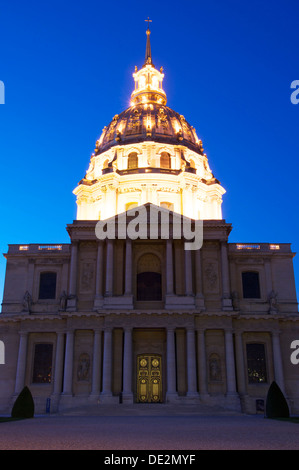 Die glitzernden reich verzierte goldene Kuppel über dem Hôtel des Invalides, beleuchtet bei Nacht. Diese große Barockkirche befindet sich Napoleons Grab. Paris, Frankreich. Stockfoto