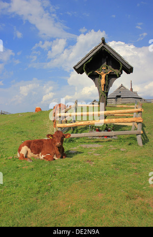 Hölzerne Kreuz und Kuh, Velika Planina, Slowenien Stockfoto