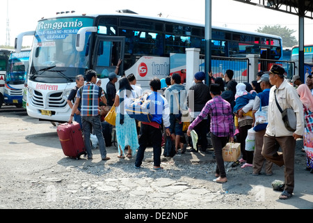 Busreisende und Anbieter setzen die öffentliche Verkehrsinfrastruktur unter Belastung als die Masse Idul Fitri Urlaub bekommen im Gange Stockfoto