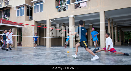 Männer spielen Takraw in einer Wohnsiedlung, Penang, Malaysia Stockfoto