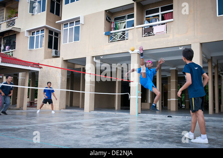 Männer spielen Takraw in einer Wohnsiedlung, Penang, Malaysia Stockfoto