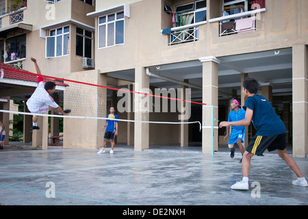 Männer spielen Takraw in einer Wohnsiedlung, Penang, Malaysia Stockfoto