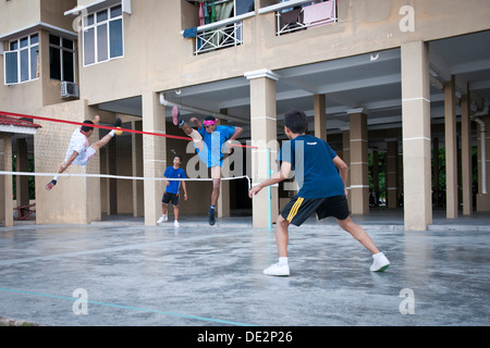 Männer spielen Takraw in einer Wohnsiedlung, Penang, Malaysia Stockfoto