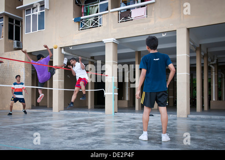 Männer spielen Takraw in einer Wohnsiedlung, Penang, Malaysia Stockfoto