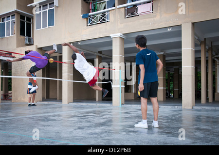 Männer spielen Takraw in einer Wohnsiedlung, Penang, Malaysia Stockfoto