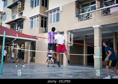 Männer spielen Takraw in einer Wohnsiedlung, Penang, Malaysia Stockfoto