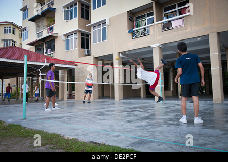 Männer spielen Takraw in einer Wohnsiedlung, Penang, Malaysia Stockfoto