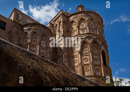 Kathedrale von Monreale. Arabesken Ornamente an der hinteren Apsiden In Monreale in der Provinz von Palermo, Sizilien. Stockfoto