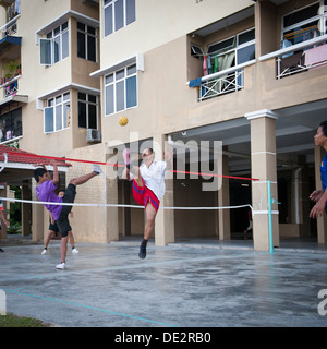 Männer spielen Takraw in einer Wohnsiedlung, Penang, Malaysia Stockfoto