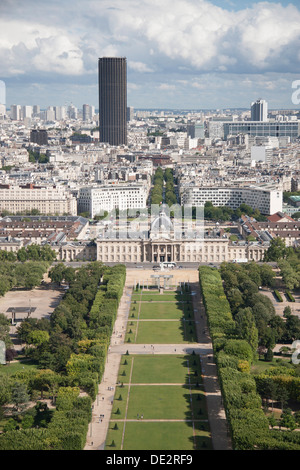 Ein Blick vom Eiffelturm mit Champ des Mars, das Rathaus, die UNESCO Büros und Montparnasse Viertel im Hintergrund Stockfoto