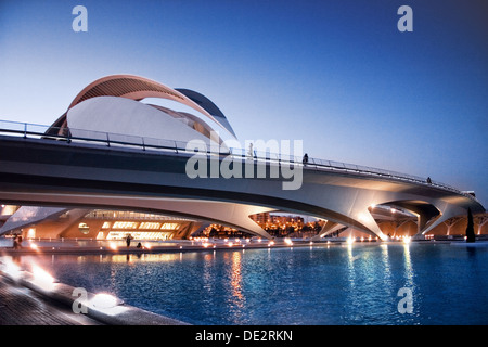 Eine Ansicht der Puente de Monteolivete mit Palau de Les Arts Reina Sofia im Hintergrund, gebaut von Santiago Calatrava - Valencia Stockfoto