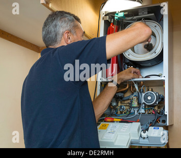 Ingenieur Wartung einen Gas-Brennwertkessel Stockfoto