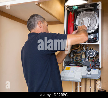 Ingenieur Wartung einen Gas-Brennwertkessel Stockfoto