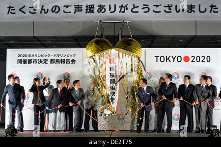 Tokio, Japan. 10. September 2013. Gov Naoki Inose von Tokio spricht auf einer Pressekonferenz im Rathaus Dienstagabend, 10. September 2013, bei seiner triumphalen Rückkehr zur Hauptstadt der Nation aus Buenos Aires, Argentinien, nach dem Gewinn seiner Bewerbung um die Olympischen Sommerspiele im Jahr 2020. Bildnachweis: Natsuki Sakai/AFLO/Alamy Live-Nachrichten Stockfoto