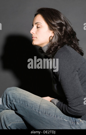 Frau mit ihren Augen geschlossen, symbolisches Bild für depression Stockfoto