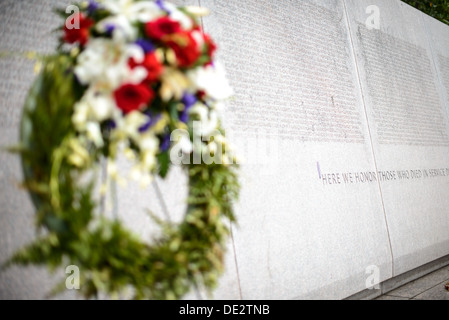 WASHINGTON DC, USA - einen Kranz liegt vor einer langen Liste von Namen der japanischen Amerikaner, die starben, kämpfen im Zweiten Weltkrieg an der Gedenkstätte für Japanisch-amerikanischen Patriotismus im Zweiten Weltkrieg in der Nähe von dem US Capitol in Washington DC. Das Denkmal wurde von Davis Buckley und Nina Akamu gestaltet und erinnert an die in japanischen amerikanischen Internierungslager während des Zweiten Weltkrieges gehalten Stockfoto