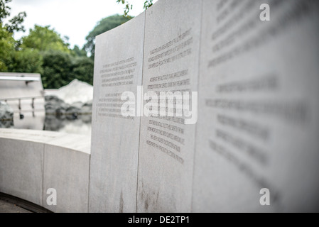 WASHINGTON DC, Vereinigte Staaten – einige der Textfelder im Memorial für den japanisch-amerikanischen Patriotismus im Zweiten Weltkrieg in der Nähe des Kapitols in Washington DC. Das Denkmal wurde von Davis Buckley und Nina Akamu entworfen und erinnert an die Internierungslager Japans während des Zweiten Weltkriegs Stockfoto