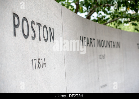 WASHINGTON DC, Vereinigte Staaten – Namen einiger Internierungslager und Anzahl der Internierten, die im Memorial to Japanese-American Patriotismus in World war II. In der Nähe des Kapitols in Washington DC gehalten wurden. Das Denkmal wurde von Davis Buckley und Nina Akamu entworfen und erinnert an die Internierungslager Japans während des Zweiten Weltkriegs Stockfoto