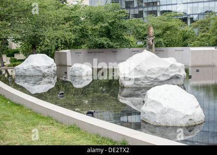 WASHINGTON DC, USA – Ein Reflexionspool mit großen Felsen am Memorial to Japanese-American Patriotismus im Zweiten Weltkrieg in der Nähe des Kapitols in Washington DC. Das Denkmal wurde von Davis Buckley und Nina Akamu entworfen und erinnert an die Internierungslager Japans während des Zweiten Weltkriegs Stockfoto