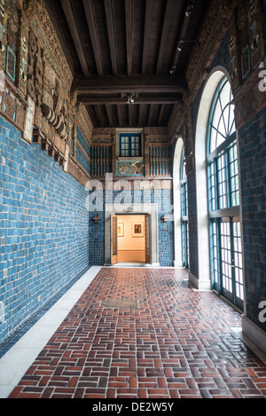 WASHINGTON DC, USA – Eine Loggia mit Maya-inspirierter Kunst im Art Museum of the Americas, Teil des Organization of American States Complex im Viertel Foggy Bottom von Washington DC. Dieses dekorative Element, das sich in einem Gebäude im spanischen Kolonialstil von 1912 befindet, verbindet präkolumbische künstlerische Motive mit der Architektur des frühen 20. Jahrhunderts und symbolisiert die kulturellen Verbindungen zwischen Nord- und Südamerika. Stockfoto