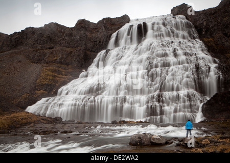 Wanderer vor dem Dynjandi Wasserfall Fjallfoss, West Fjorde, Island, Europa Stockfoto