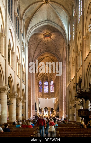 Das Hauptschiff der Kathedrale von Notre Dame, Paris, Frankreich Stockfoto