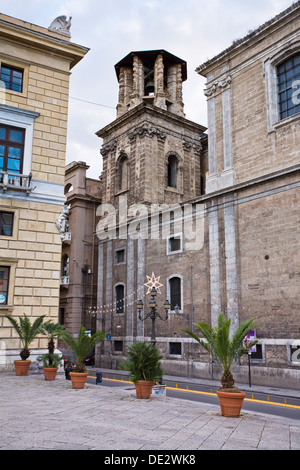 Die Kirche Turm von San Giuseppe dei Theatinern in der Stadt von Palermo, Sizilien. Stockfoto