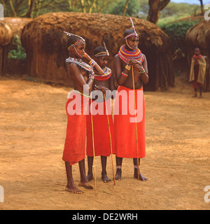 Maasai Kinder in Stammes-Kleid, Masai Mara National Reserve, Narok County, Kenia Stockfoto