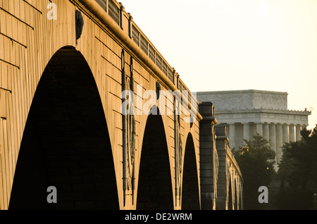 Die Struktur des Memorial Brücke über den Potomac fängt das Licht des frühen Morgens, mit dem Lincoln-Memorial in der Ferne auf der anderen Seite des Flusses. Stockfoto