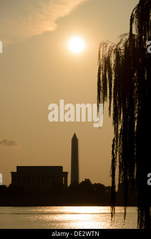 Lincoln Memorial und Washington Monument Silhouette Washington DC / WASHINGTON DC – das Lincoln Memorial und das Washington Monument stehen vor der Morgensonne in Washington DC. Im Vordergrund steht der Potomac River. Stockfoto
