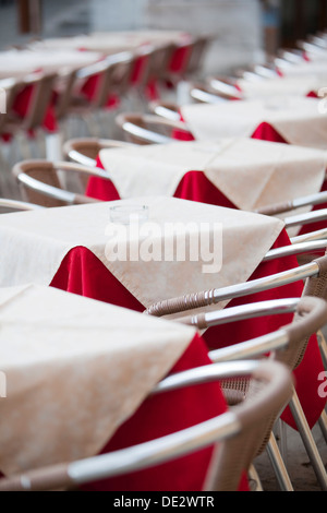 Tabellen in einem Café in Campo San Stefano, Venedig, Venezien, Italien Stockfoto