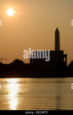 Lincoln Memorial und Washington Monument Silhouette Washington DC / WASHINGTON DC – das Lincoln Memorial und das Washington Monument stehen vor der Morgensonne in Washington DC. Im Vordergrund steht der Potomac River. Stockfoto