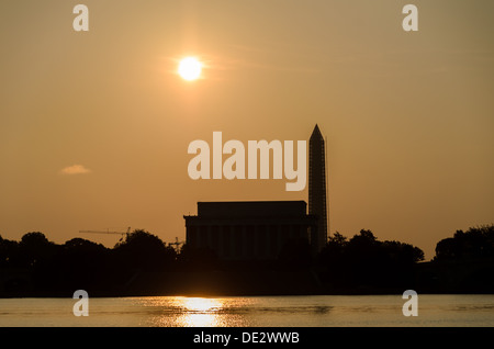 Lincoln Memorial Washington Monument Silhouette Washington DC / WASHINGTON DC – das Lincoln Memorial und das Washington Monument stehen vor der Morgensonne in Washington DC. Im Vordergrund steht der Potomac River. Stockfoto