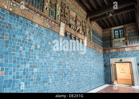 WASHINGTON DC, USA – Eine Loggia mit Maya-inspirierter Kunst im Art Museum of the Americas, Teil des Organization of American States Complex im Viertel Foggy Bottom von Washington DC. Dieses dekorative Element, das sich in einem Gebäude im spanischen Kolonialstil von 1912 befindet, verbindet präkolumbische künstlerische Motive mit der Architektur des frühen 20. Jahrhunderts und symbolisiert die kulturellen Verbindungen zwischen Nord- und Südamerika. Stockfoto