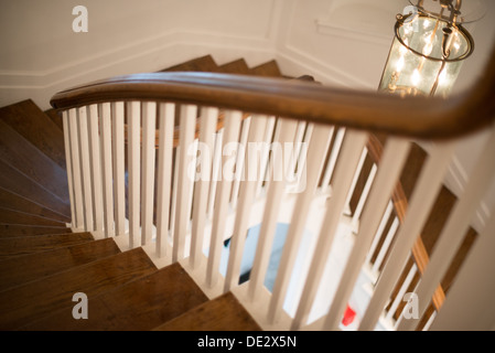 WASHINGTON DC, USA – Eine hölzerne Wendeltreppe im Art Museum of the Americas, Teil des Complex der Organisation amerikanischer Staaten im Viertel Foggy Bottom von Washington DC. Das Museum befindet sich in einem Gebäude im spanischen Kolonialstil, das 1912 vom Architekten Paul Cret entworfen wurde. Stockfoto