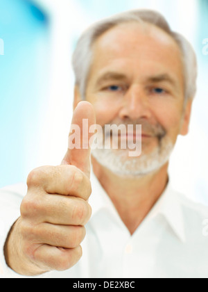 Senior, erfolgreich, selbstbewusst mit einer Daumen-hoch-Geste Stockfoto