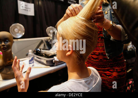 New York, USA. 09. September 2013. Modelle für die Designer Falguni und Shane Peacock bereiten Sie sich vor der Show backstage bei MBFW in New York City. Bildnachweis: Scott Houston/Alamy Live-Nachrichten Stockfoto