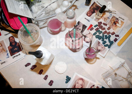 New York, USA. 09. September 2013. Modelle für die Designer Falguni und Shane Peacock bereiten Sie sich vor der Show backstage bei MBFW in New York City. Bildnachweis: Scott Houston/Alamy Live-Nachrichten Stockfoto