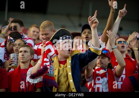 Columbus, Ohio, USA. 10. September 2013. 10. September 2013: Ein super-Fan gekleidet wie ein Patriot während der US-Männer National Team vs. Mexiko National Team - World Cup Qualifier Match bei Columbus Crew Stadium - Columbus, OH feiert. Die Vereinigten Staaten Männer Nationalmannschaft besiegte die Nationalmannschaft 2: 0 und sicherte sich einen Platz für die WM in Brasilien. Bildnachweis: Csm/Alamy Live-Nachrichten Stockfoto