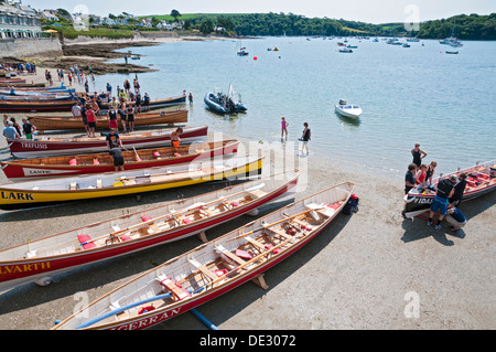 Großbritannien, England, Cornwall, St. Mawes Teilnehmer Cornish pilot Gig sechs Ruderverkehrsmittel Ruderboot-Rennen vorbereiten Stockfoto