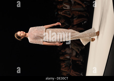 Aussehen von Naeem Khan Frühjahr 2014 Fashion Show auf der Mercedes-Benz Fashion Week im Lincoln Center in New York City Stockfoto