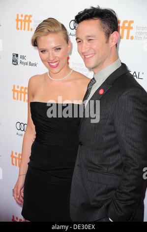 Toronto, Ontario, Kanada. 10. September 2013. . 10. September 2013. Scarlett Johansson, Joseph Gordon-Levitt im Ankunftsbereich für DON JOHN Premiere auf dem Toronto International Film Festival, Princess of Wales Theatre, Toronto, Ontario, Kanada. 10. September 2013.  10. September 2013. Bildnachweis: Gregorio Binuya/Everett Collection/Alamy Live-Nachrichten Stockfoto