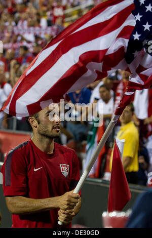 Columbus, Ohio, USA. 10. September 2013. 10. September 2013: Uns Männer Nationalmannschaft vorwärts Landon Donovan (10) Wellen entsprechen die Flagge der Vereinigten Staaten von Amerika nach dem Sieg über die Mexiko Nationalmannschaft 2-0 während der US-Männer National Team vs. Mexiko National Team - World Cup Qualifier am Columbus Crew Stadium - Columbus, OH. Bildnachweis: Csm/Alamy Live-Nachrichten Stockfoto