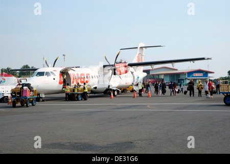 Passagiere von Bord gehen von ein Löwe-Luft-Flügel-Atr 72-600 Turboprop-Flugzeuge bei Semerang Flughafen Java Indonesien Stockfoto