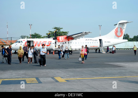Passagiere von Bord gehen von ein Löwe-Luft-Flügel-Atr 72-600 Turboprop-Flugzeuge bei Semerang Flughafen Java Indonesien Stockfoto