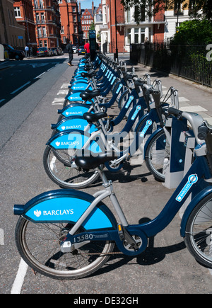 Großbritannien, England, London, Knightsbridge, Barclays Cycle Hire Station Stockfoto