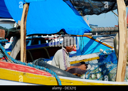 lokale Fischer an Bord seines Bootes arbeitet an seiner Netze Karimunjawa Insel Java Indonesien Stockfoto