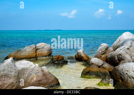 einsamen, unberührten Strand und kristallklarem Wasser des Karimunjawa Insel Java Indonesien Stockfoto